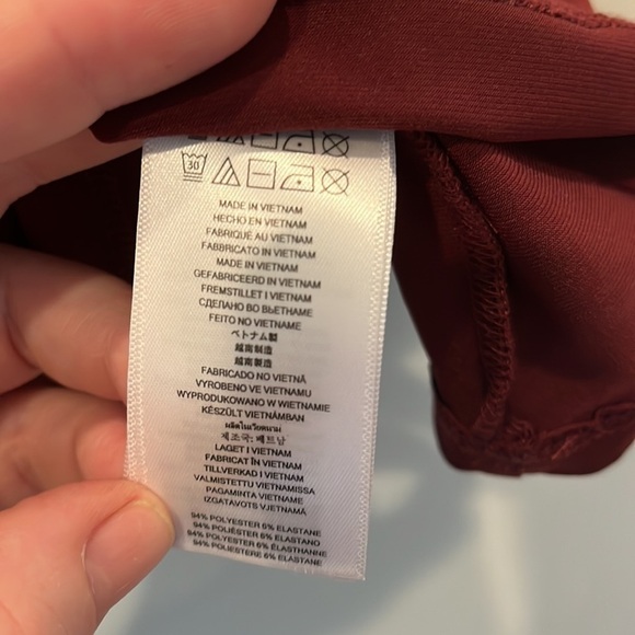 Michael by Michael Kors sleeve less blouse. Size Small. Burgundy - Picture 8 of 11